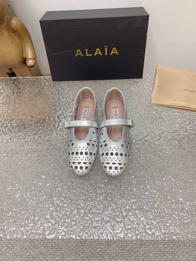 出厂价镂空款 Alaia｜阿莱亚23S新品复古扣带玛丽珍鞋芭蕾舞鞋 走秀款平底芭蕾舞鞋章小蕙同款甜酷芭蕾风，人气超高的一款芭蕾舞鞋，浪漫又迷人舒适百搭满满的少女